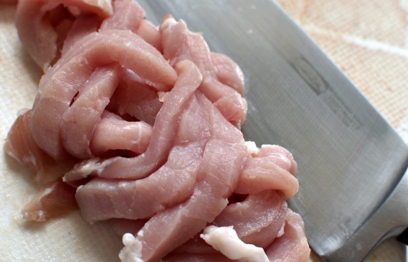 1. Этап. Свинина в сливках с корневым сельдереем: Свинину нарежьте тонкими брусочками.