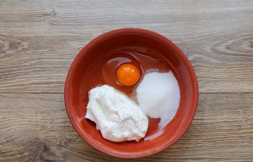 1. Этап. Яблоки запеченные по-киевски: В миске взбейте сметану, яйцо и сахар до пышной массы.