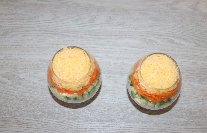 1. Этап. Салат с корейской морковкой, курицей и яйцом: Пятый слой - сыр.