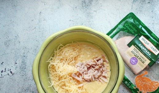 1. Этап. Панкейки с сыром и ветчиной: Сыр натрите на средней терке, бекон порежьте мелким кубиком и положите в тесто. Влейте половину растительного масла и перемешайте до равномерного распределения ингредиентов. Не старайтесь вмешать масло, оно должно находиться частичками в тесте.