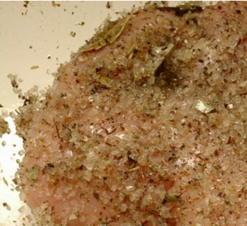 1. Этап. Бастурма из индейки в мультиварке: 2. Половину смеси достаем, а в тарелку кладем филе. Оставшейся половиной щедро смазываем индейку сверху. Отправляем на сутки в холодильник, укрыв пищевой пленкой.