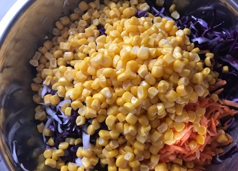 1. Этап. Салат Капустное удовольствие: 4. В миску к остальным ингредиентам добавьте кукурузу.