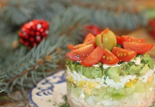 1. Этап. Слоеный салат с авокадо, тунцом, черри: Приятного аппетита! Совет. Если авокадо не дозрелый, положите в бумажный пакет вместе с бананами или яблоками.