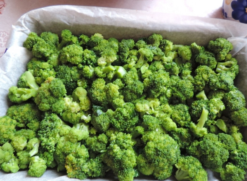 1. Этап. Запеченная брокколи под соусом: 8. Форму для выпекания застилаю пергаментом, выкладываю отварную брокколи.