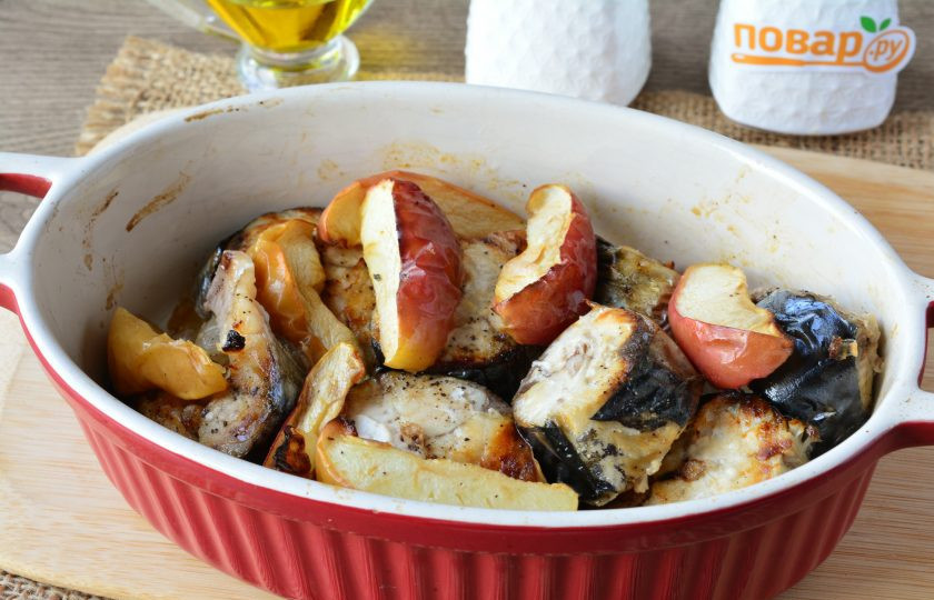 1. Этап. Скумбрия с яблоками запеченная в духовке: Запекайте скумбрию с яблоками 35-40 минут в духовке при температуре 180-190 градусов. Рыба должна стать золотистой.