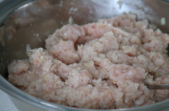 1. Этап. Рыбные котлеты из щуки: Перемешиваем все ингредиента, а потом еще раз пропускаем фарш через мясорубку для того, чтобы он был более однородный.