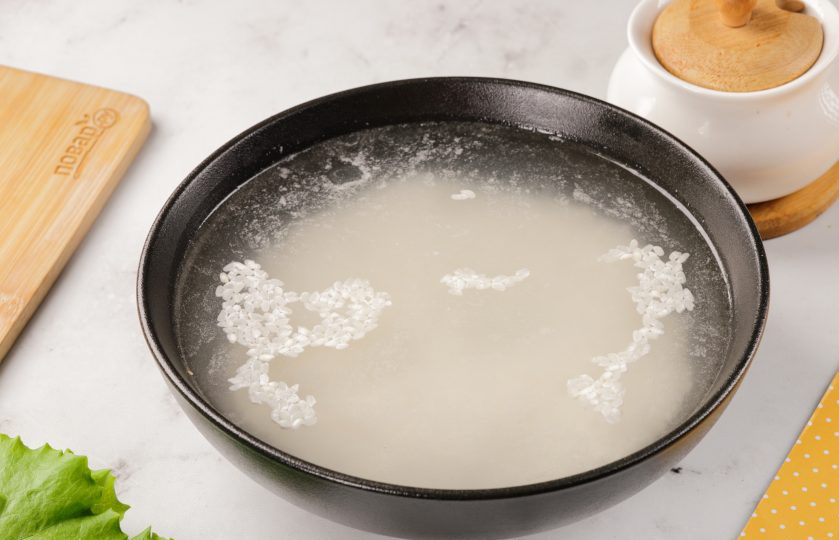 1. Этап. Рисовый уксус в домашних условиях: Залейте рис тёплой водой и оставьте при комнатной температуре на 2-3 часа. Затем уберите на ночь в холодильник.