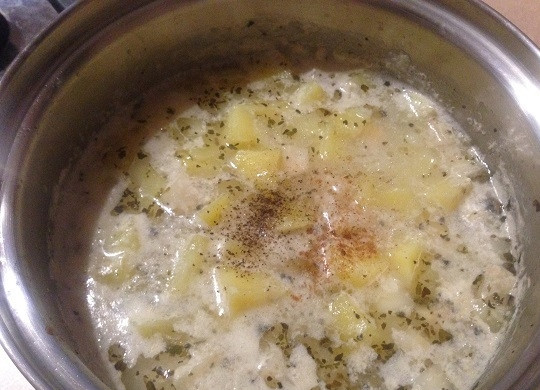 1. Этап. Пряный картофельный суп: 5. Варим до готовности картофеля и сельдерея. Убираем из супа лавровый лист и гвоздику.