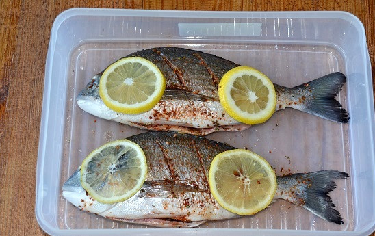 1. Этап. Дорадо на мангале: Сверху выложите по паре ломтиков лимона.