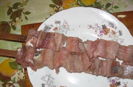 1. Этап. Шашлык из щуки: Нанизываем щуку на шампура.