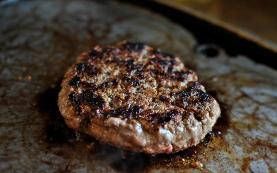 1. Этап. Котлеты для бургеров на сковороде: Затем переворачиваем и обжариваем еще 3-4 минуты с другой стороны. Все, котлеты для бургеров готовы!