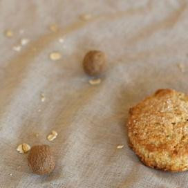 1. Этап. Овсяные лепешки с мускатным орехом: 3. Выпекать лепешки в течение 20-22 минут, до золотистого цвета. Выложить лепешки на стойку и остыть в течение 10 минут перед подачей или подождать, пока лепешки остынут до комнатной температуры.