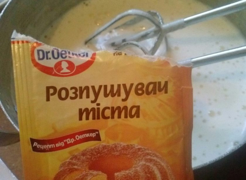 1. Этап. Большой бисквитный торт с безе: 2. Разрыхлитель можно заменить содой гашеной уксусом. Взбиваем до пышной массы, после чего нужно перелить в форму.