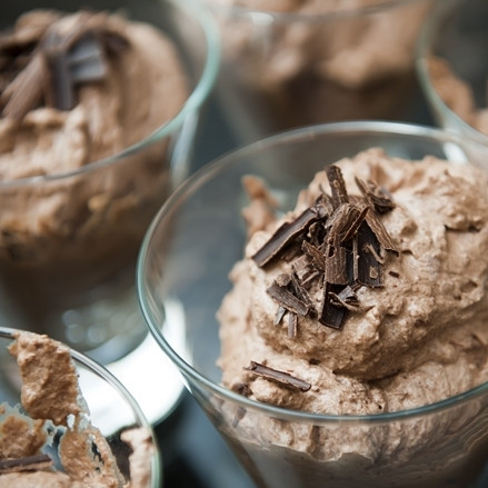 1. Этап. Шоколадный мусс: 8. Перед подачей на стол охладите шоколадный мусс в холодильнике (в течение часа). Приятного аппетита!