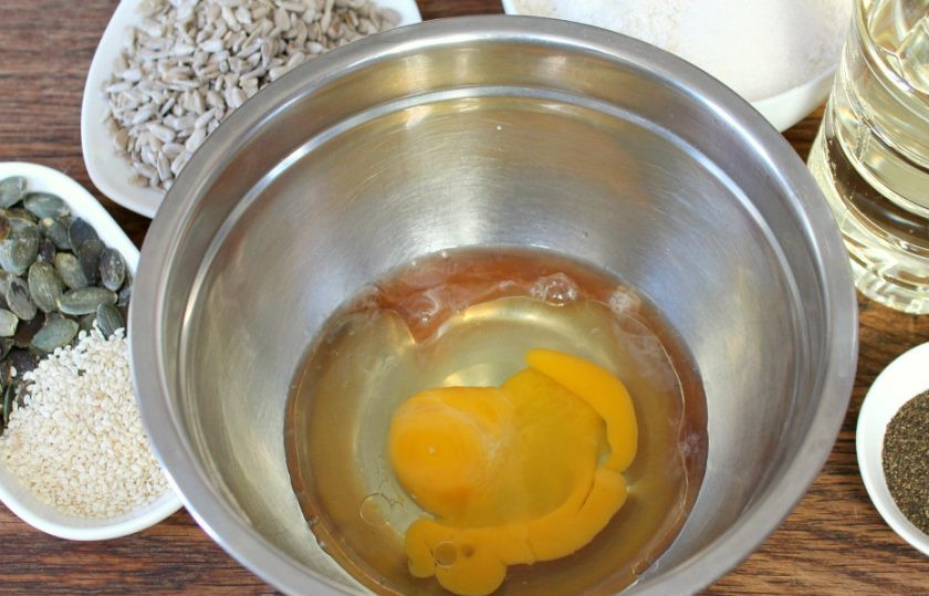 1. Этап. Галеты с семечками: В миску вбиваем яйцо. Добавляем рафинированное масло и настойку.