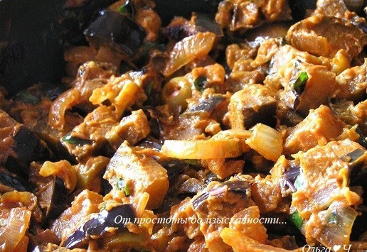 1. Этап. Рагу из баклажанов с оливками: Потушите еще несколько минут до мягкости баклажанов.