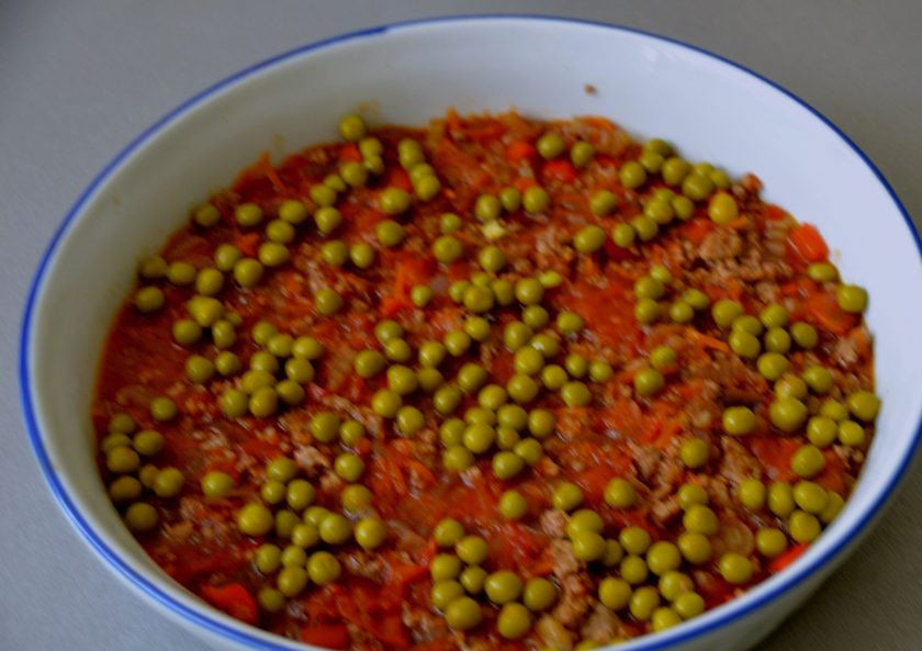 1. Этап. Шепардский пирог: На фарш выложите консервированный зеленый горошек, если есть свежий горошек, это еще лучше.