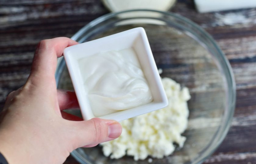 1. Этап. Ленивые вареники без муки: Выложите творог в миску и добавьте к нему сметану.