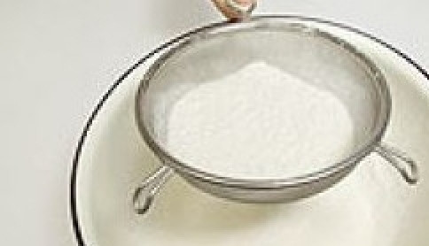 1. Этап. Кисель молочный: Крахмал просеять через ситечко.