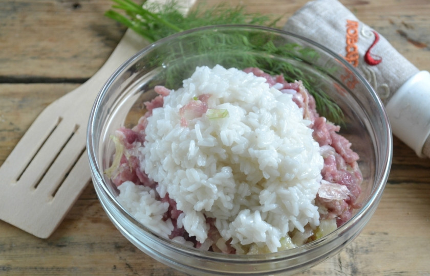 1. Этап. Ежики с подливкой: Отварите рис до полуготовности. На полстакана риса возьмите столько же воды, варите 7-10 минут при закрытой крышке, периодически помешивайте, чтобы рис не пригорел. Добавьте готовый рис к свиному фаршу, посолите и поперчите, хорошенько перемешайте.