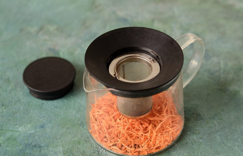 1. Этап. Морковный чай: В заварочный чайник добавьте листовой чай, сахар и сушеную морковь.