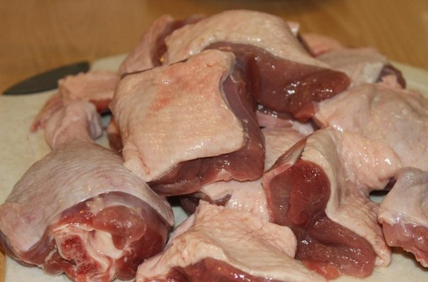 1. Этап. Утка, тушенная с капустой квашеной: 1. Утку купил уже порубленную кусочками. Хорошенько мою все кусочки, вытираю их немного салфетками.