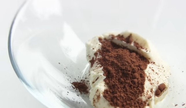 1. Этап. Торт-безе с масляным кремом: 9. Отложите столовую ложку крема, смешайте его с какао.