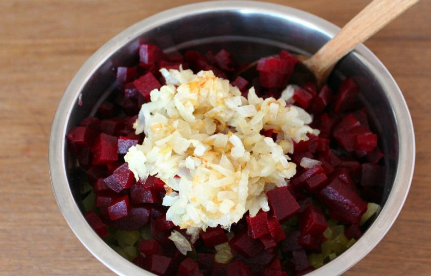 1. Этап. Винегрет с жареным луком: Обжаренный до легкого золотистого цвета лук добавляем в салат.