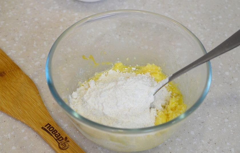 1. Этап. Горчичное печенье: 5. Добавьте муку, замесите тесто.