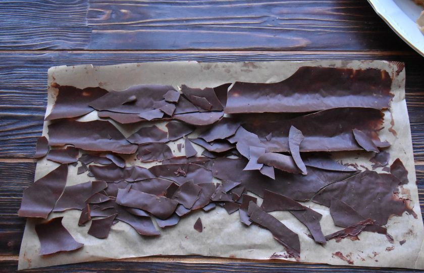 1. Этап. Торт Рождественское полено: После заморозки достаньте шоколадный лист и разломайте слой на кусочки произвольных форм и размеров.