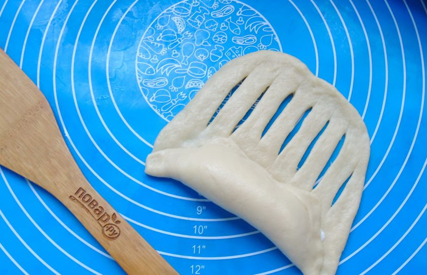 1. Этап. Отрывной пирог из дрожжевого теста с творожной начинкой: Творожную начинку накройте тестом и хорошо закрепите.