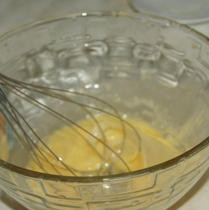 1. Этап. Брауни с жидкой начинкой: Взбиваем до пены яйца с сахаром.