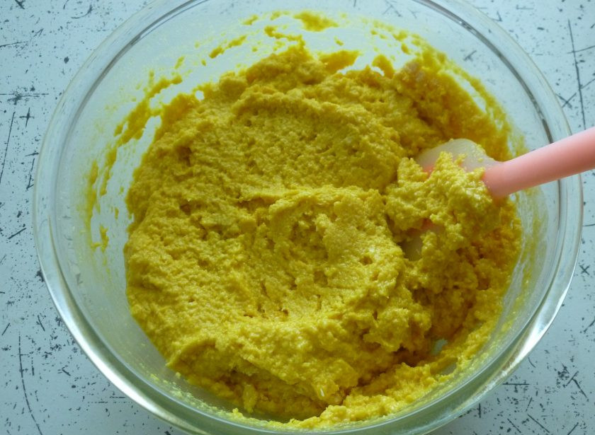 1. Этап. Веганский пирог с кокосом: Оставьте тесто на 10 минут. Консистенция должна получиться довольно густой.