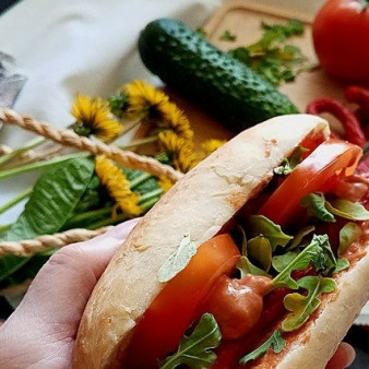 Домашний хот-дог с томатно-чесночным соусом