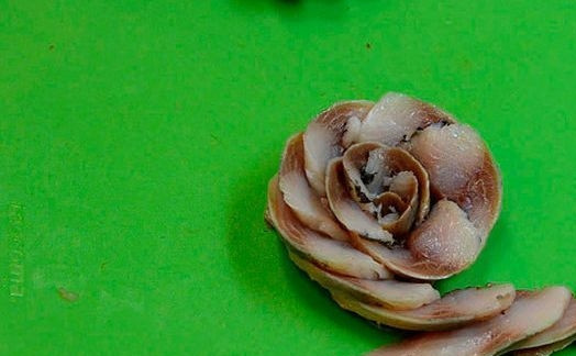 1. Этап. Нарезка из селедки на праздничный стол: Сельдь нарежьте наискосок кусочками шириной в 0,5 см. Выложите их друг на друга, формируя 