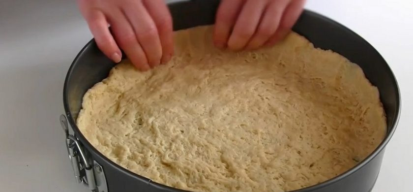 1. Этап. Картофельный пирог на кефире (сытный): 4. Распределите в форме тесто, сформировав небольшие бортики. Сверху выложите картофель, полейте растопленным сливочным маслом и сырным тестом.