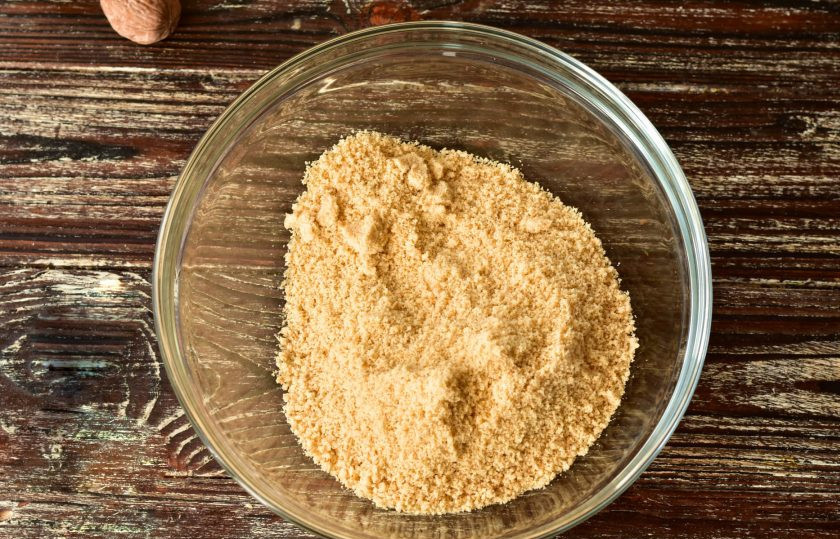 1. Этап. Конфеты из сгущенки: Через мясорубку перекрутите печенье.