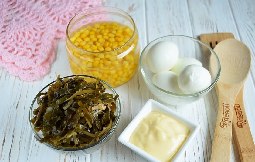 1. Этап. Салат на 8 Марта из морской капусты: Подготовьте продукты ля салата. Отварите яйца, остудите их и очистите от скорлупы. Промойте под проточной водой капусту, даже в маринованной иногда попадается песок. Кукурузу отцедите от жидкости.
