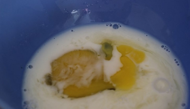 1. Этап. Брокколи под сырным соусом: 4. В миску вливаю молоко, вбиваю яйцо и солю, 50 грамм сыра измельчаю на мелкой терке и добавляю в миску, перемешиваю все ингредиенты.