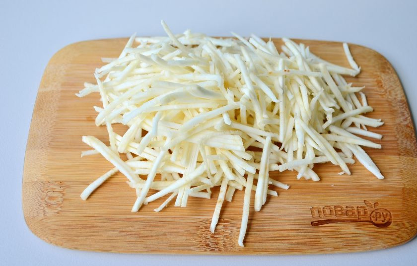 1. Этап. Салат Уолдорф: 3. Сельдерей нарежьте тонкой соломкой или воспользуйтесь крупной квадратной теркой.