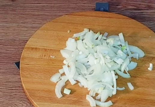 1. Этап. Мясные «Рассольники»: 5. Лук нарежем кубиками.