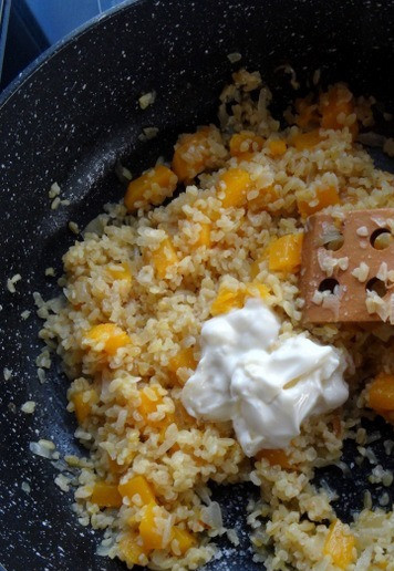 1. Этап. Сливочный булгур с тыквой: В конце приготовления добавить в сковороду сыр, перемешать, прогреть пару секунд и можно убирать с огня.