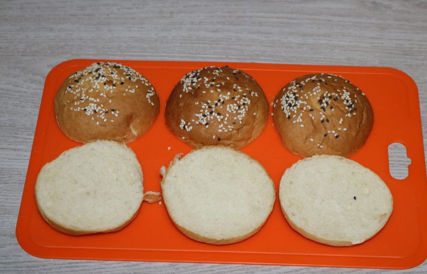 1. Этап. Сочный бургер: Булочки разрежьте пополам.