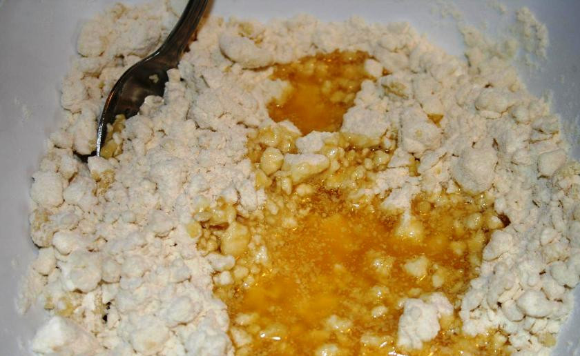 1. Этап. Творожное тесто без яиц: Смешайте творог, муку, разрыхлитель и щепотку соли. Добавьте оливковое масло и растопленное — сливочное.