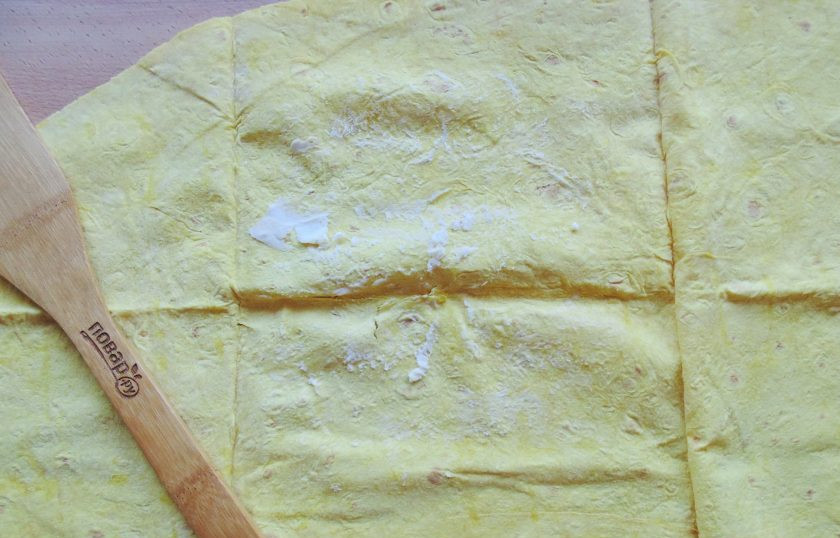 1. Этап. Судак запеченный в лаваше: Лаваш выложите на стол. Смажьте немного сливочным маслом.