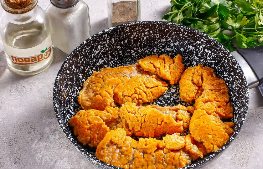 1. Этап. Жареная икра сазана: Затем аккуратно переверните икру на другую сторону, помогая себе силиконовой лопаткой и вилкой. Обжарьте такое же количество времени, прикрывая сковороду крышкой, так как икра может начать 