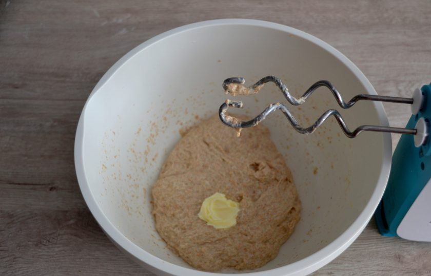 1. Этап. Хлеб Докторский: На последнем этапе замеса теста добавьте сливочное масло и вымесите тесто с маслом, можно месить руками, можно с помощью миксера.