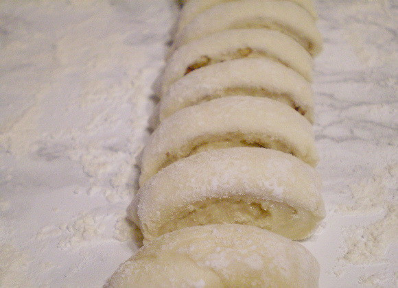 1. Этап. Печенье из дрожжевого теста: 12. Сворачиваем плотно в трубочку. Даем немного полежать, минут 5, после катаем немного по столу, чтобы склеить шов и нарезаем острым ножом, толщина печенья не более 1 см.