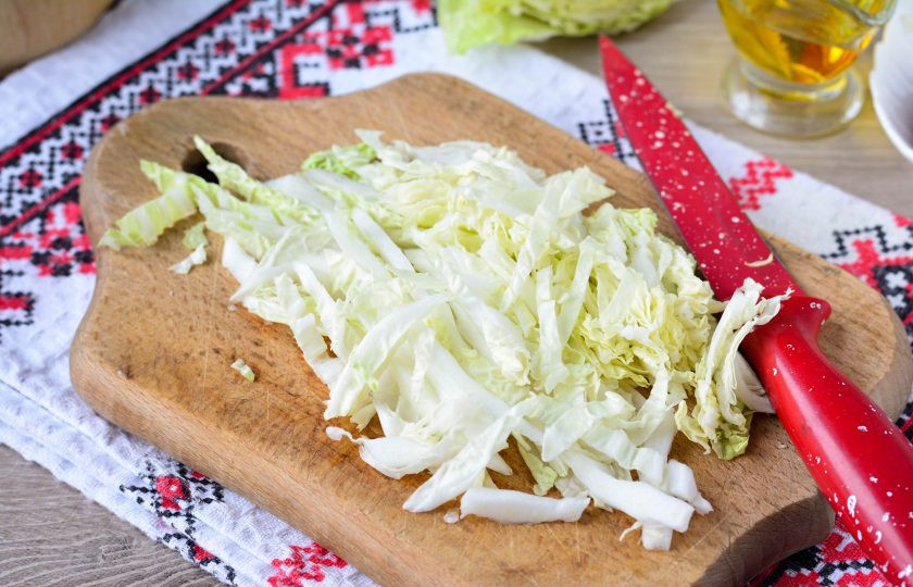 1. Этап. Ленивые голубцы с пекинской капустой: Пекинскую капусту нашинкуйте полосками.