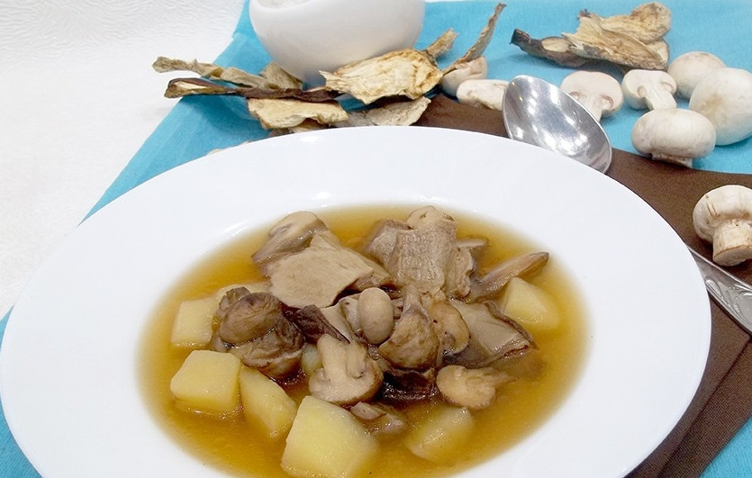 1. Этап. Грибная солянка без капусты: Добавьте соль, перец и чеснок, пропущенный через пресс. Через 5 минут суп будет готов. Приятного аппетита!